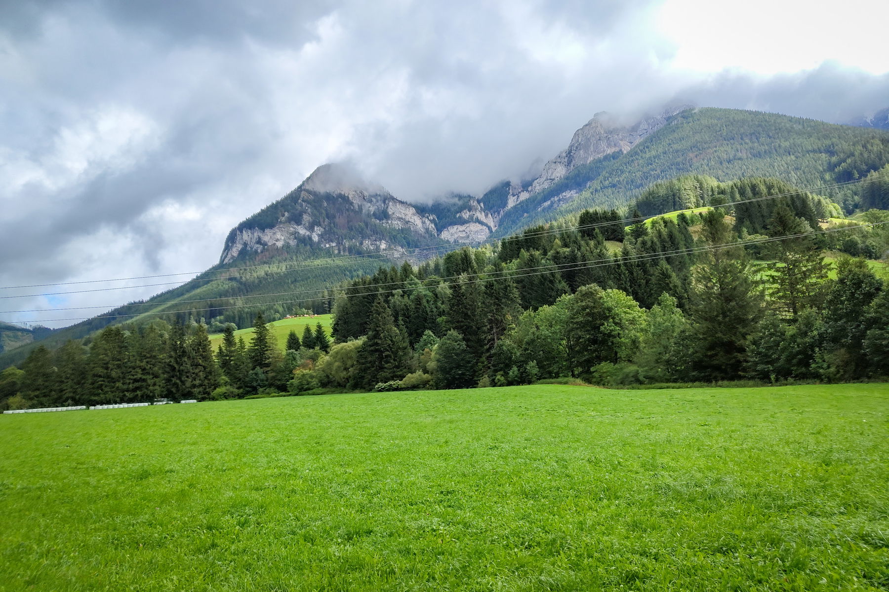 Start in Altenberg an der Rax, unter dem Wegweiser werden auch die Schwierigkeitsgrade erklärt, die Angabe zum Gamseck ist allerdings nicht wirklich konsistent (teils rot, teils schwarz). Fotos: Simon Widy