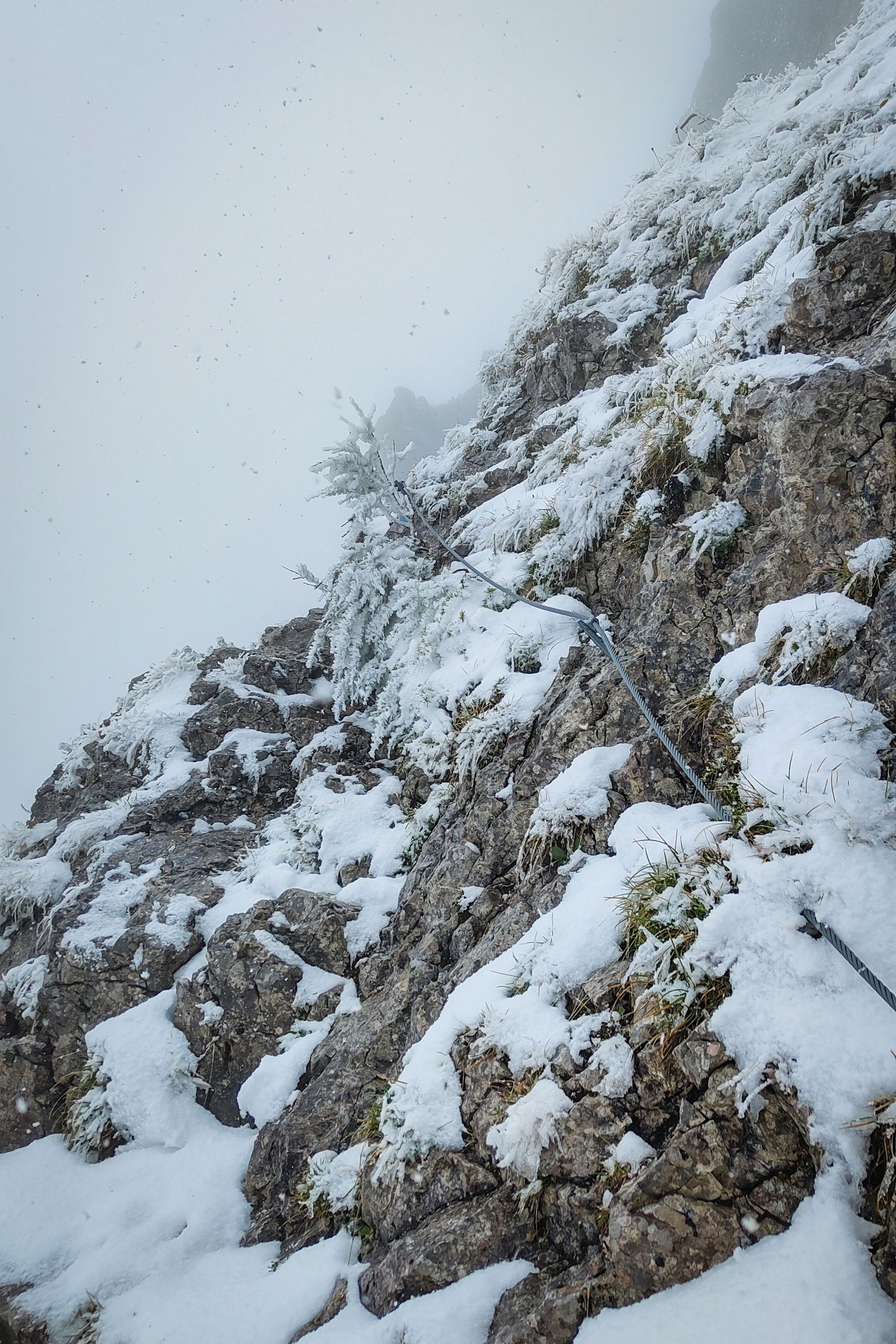 Ein Stahlseil weist den Weg durch die traumhafte Winterlandschaft. Fotos: Simon Widy