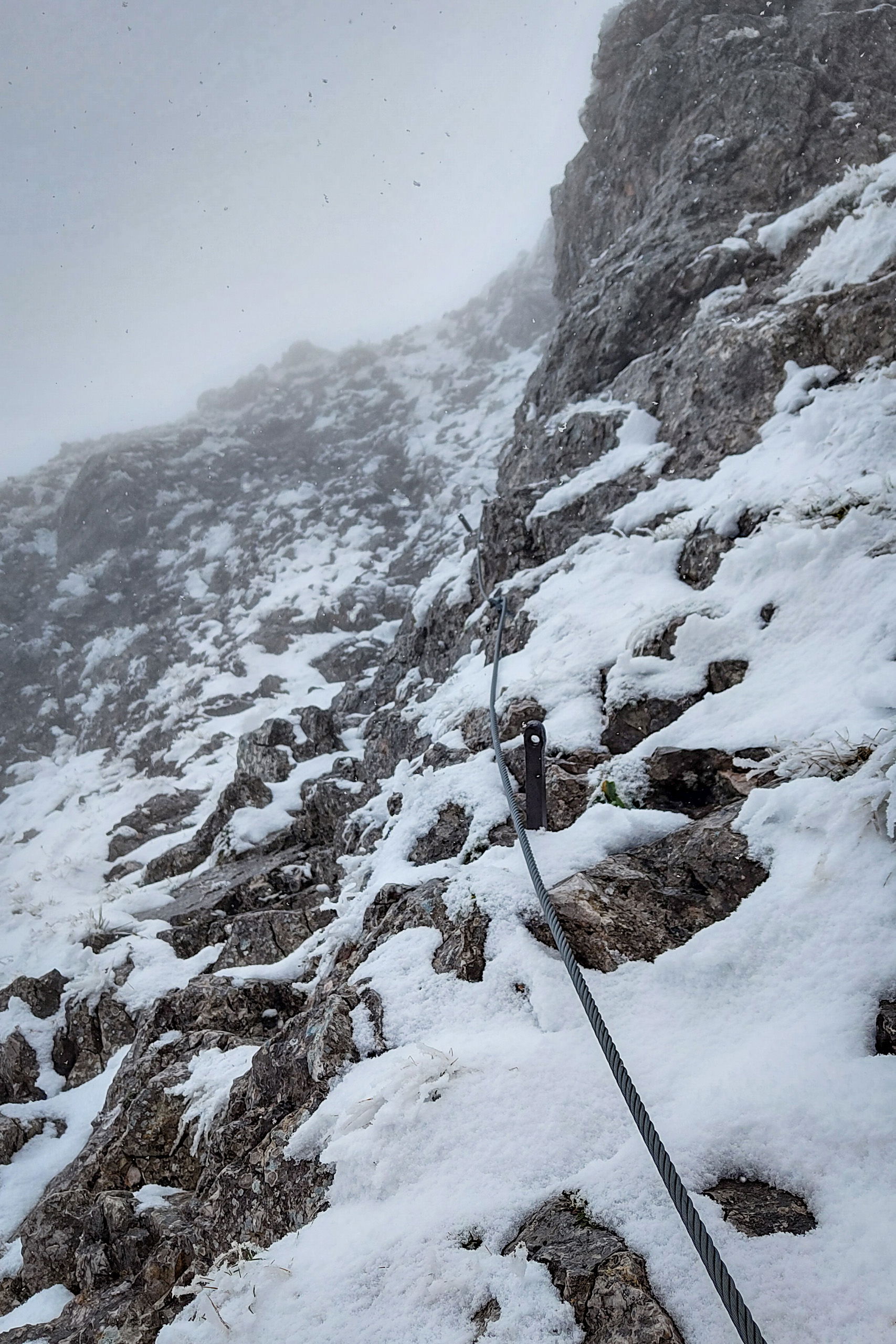 Ein Stahlseil weist den Weg durch die traumhafte Winterlandschaft. Fotos: Simon Widy