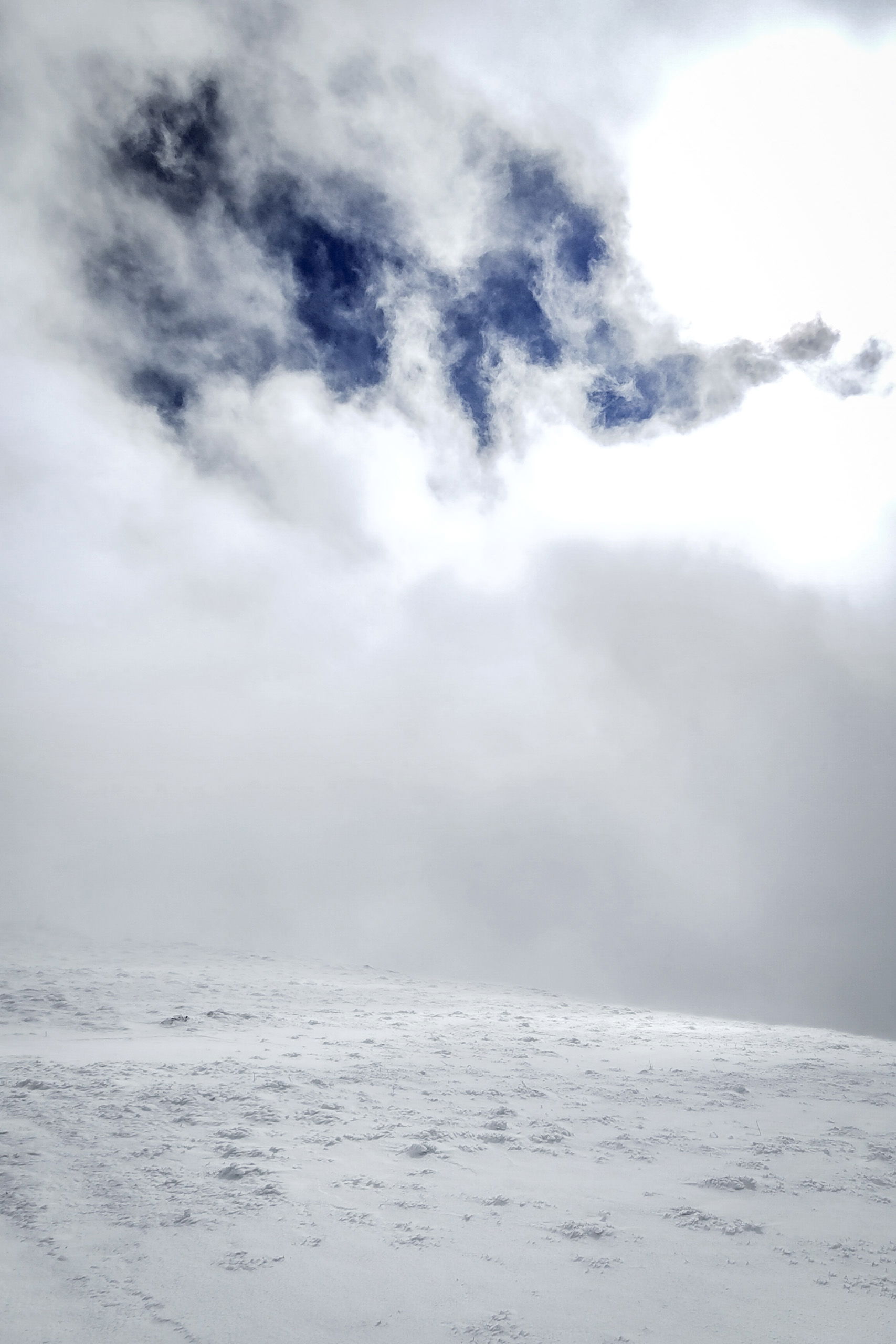 Kurz blinzelt die Sonne hinter den Wolken hervor; der Anraum zeugt von hohen Windgeschwindigkeiten. Fotos: Simon Widy