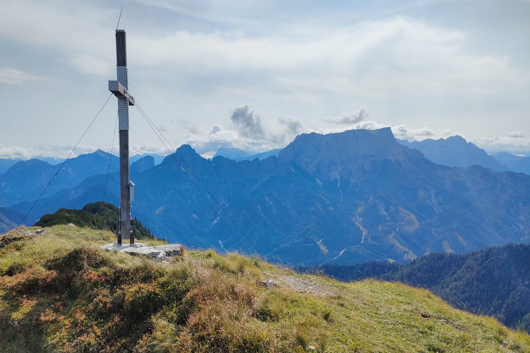 Umi-Blicke von der Admonter Höhe Richtung Buchsteingruppe und zu den Haller Mauern. Nah-Blick zum Kranzenzian mit Owi-Blick nach St. Gallen. Fotos: Manfred Hinteregger