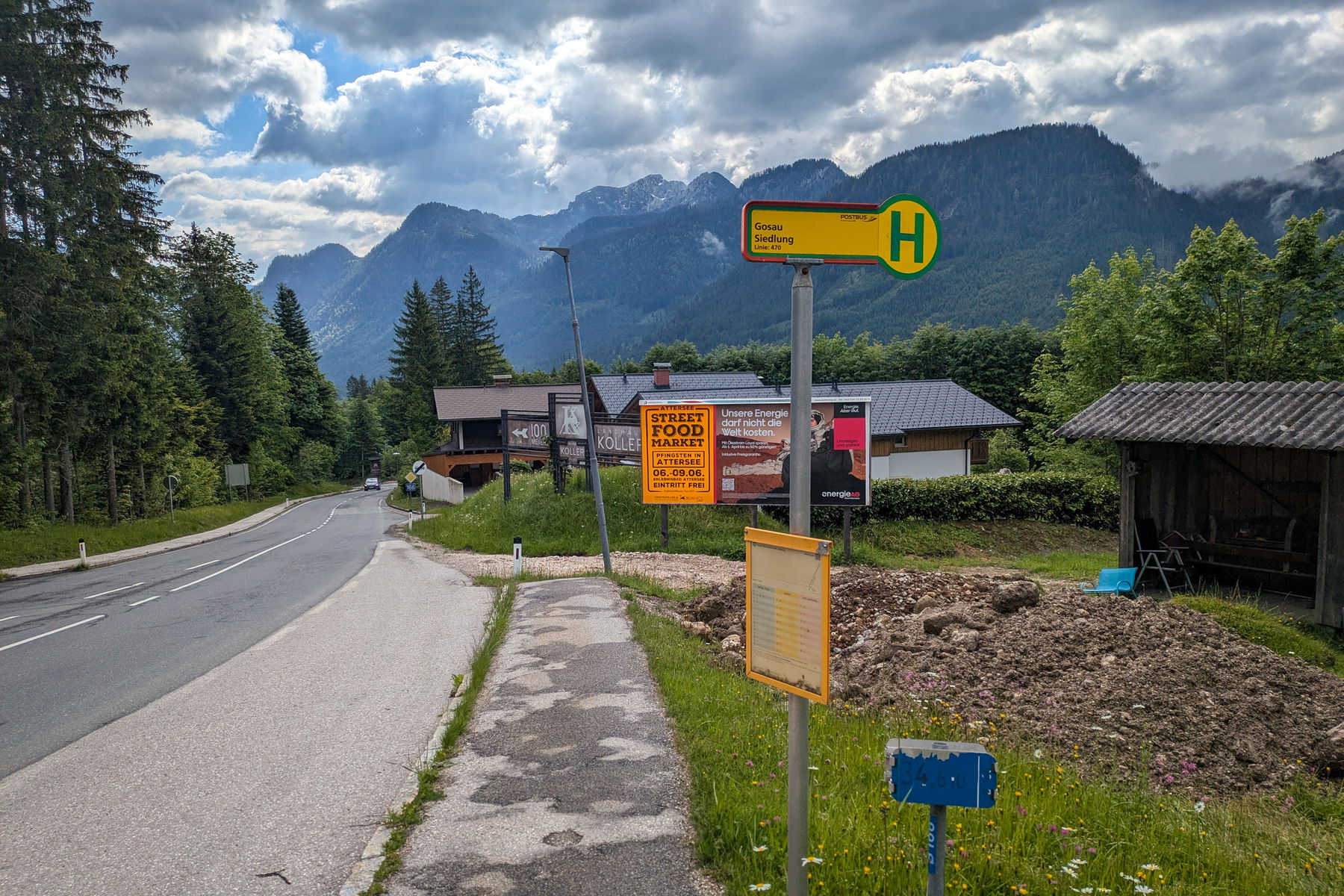 Hier geht’s los: Straße queren, dieser ein kurzes Stück bergab folgen, dann gleich links abbiegen. Foto: Anna, POW AT