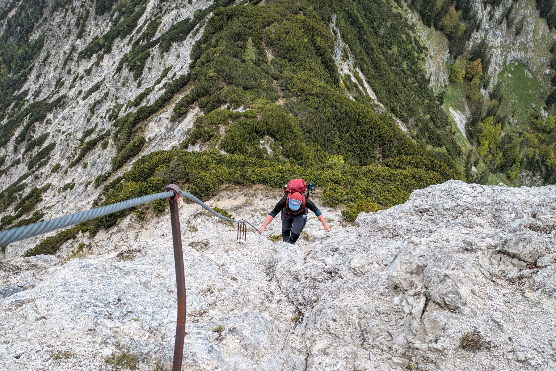 Der lange Grat, das aussichtsreiche und technisch anspruchsvolle Highlight der Gamsfeld-Überschreitung. Foto: Anna, POW AT