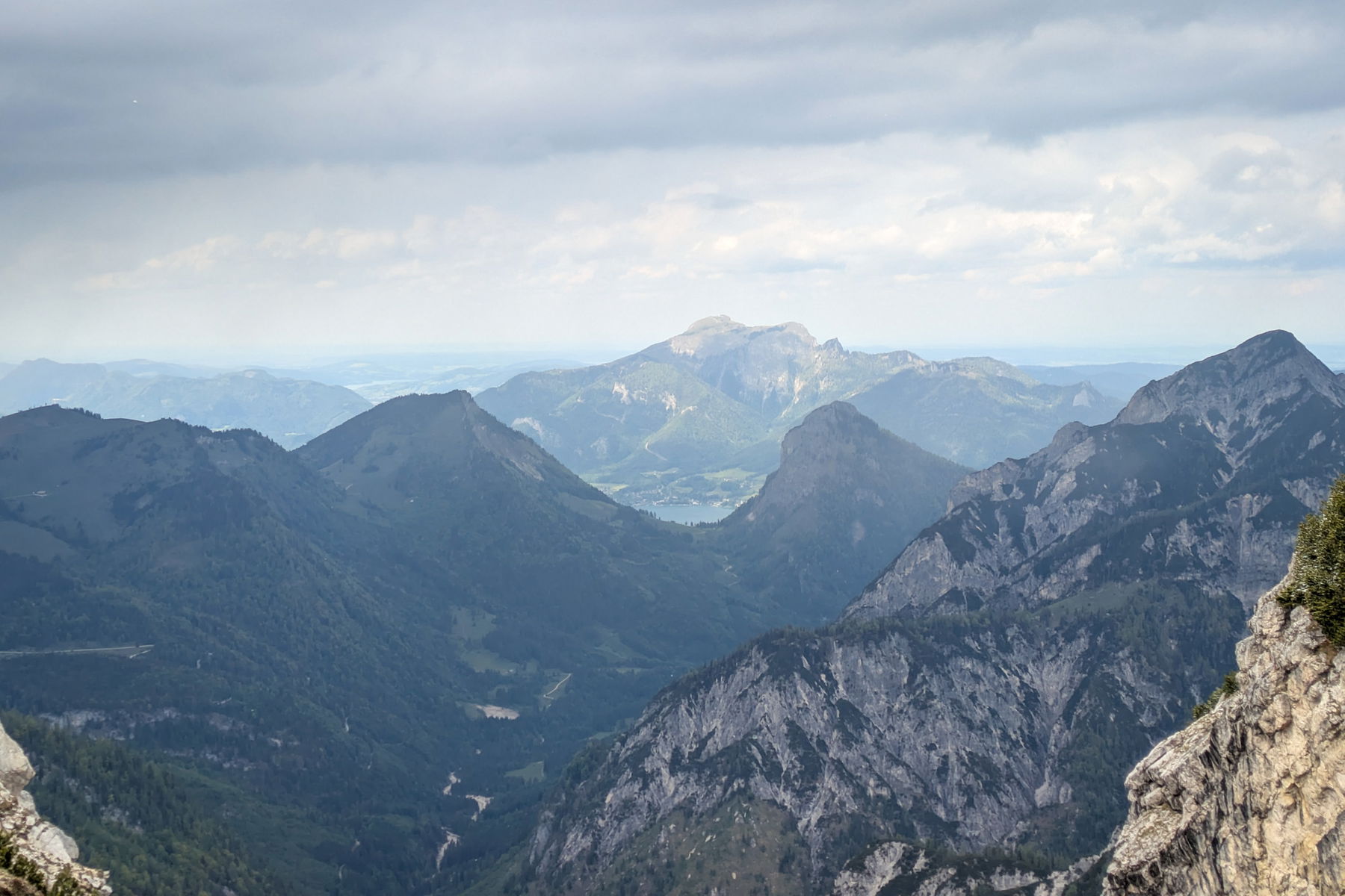 In der Bildmitte: Wolfgangsee mit Schafberg dahinter. Ortskundige können auch Teile von Mond- und Attersee erkennen. Foto: Anna, POW AT