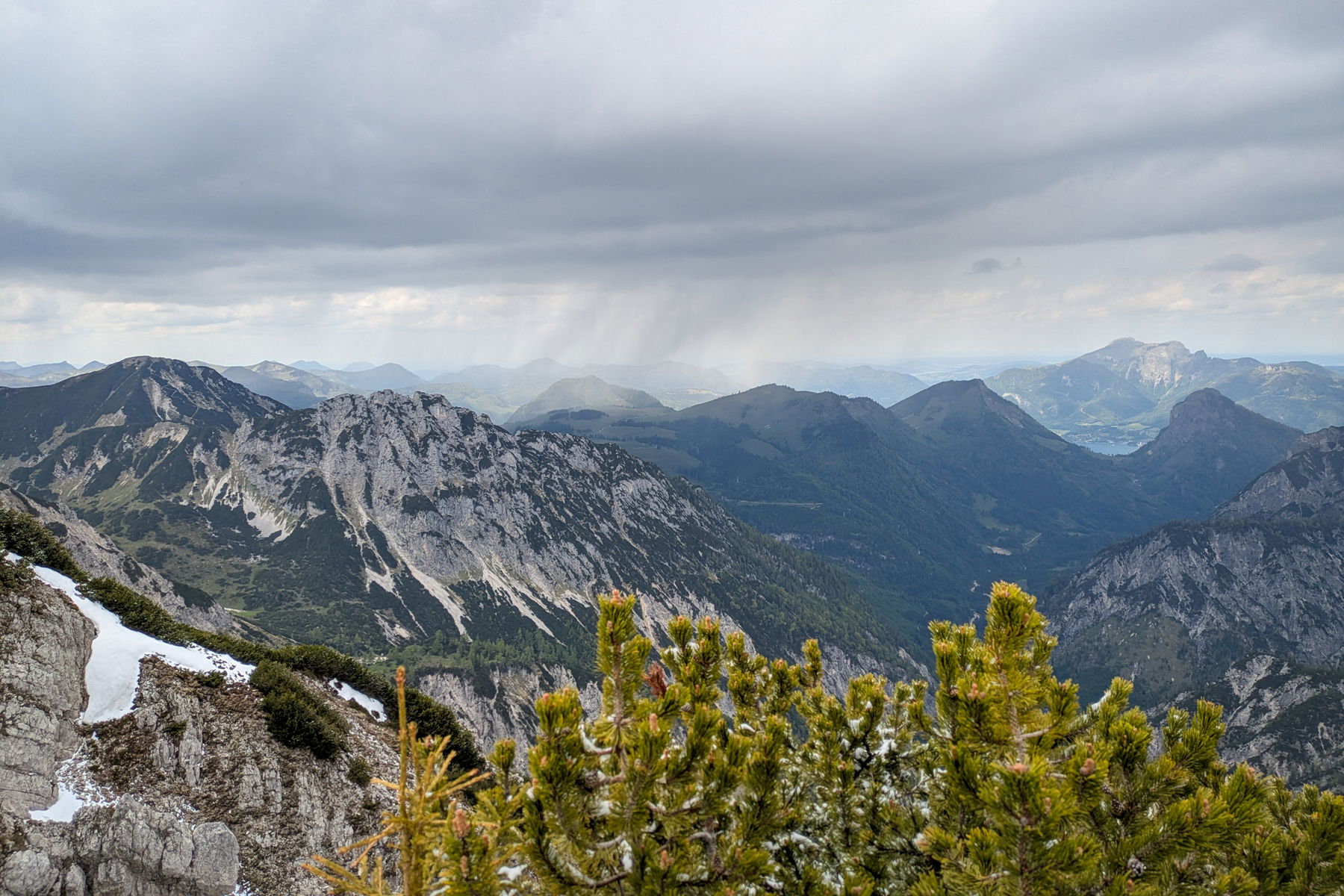 Blick Richtung Postalm bzw. Osterhorngruppe, wo gerade ein ordentlicher Schauer durchzuziehen scheint. Foto: Anna, POW AT