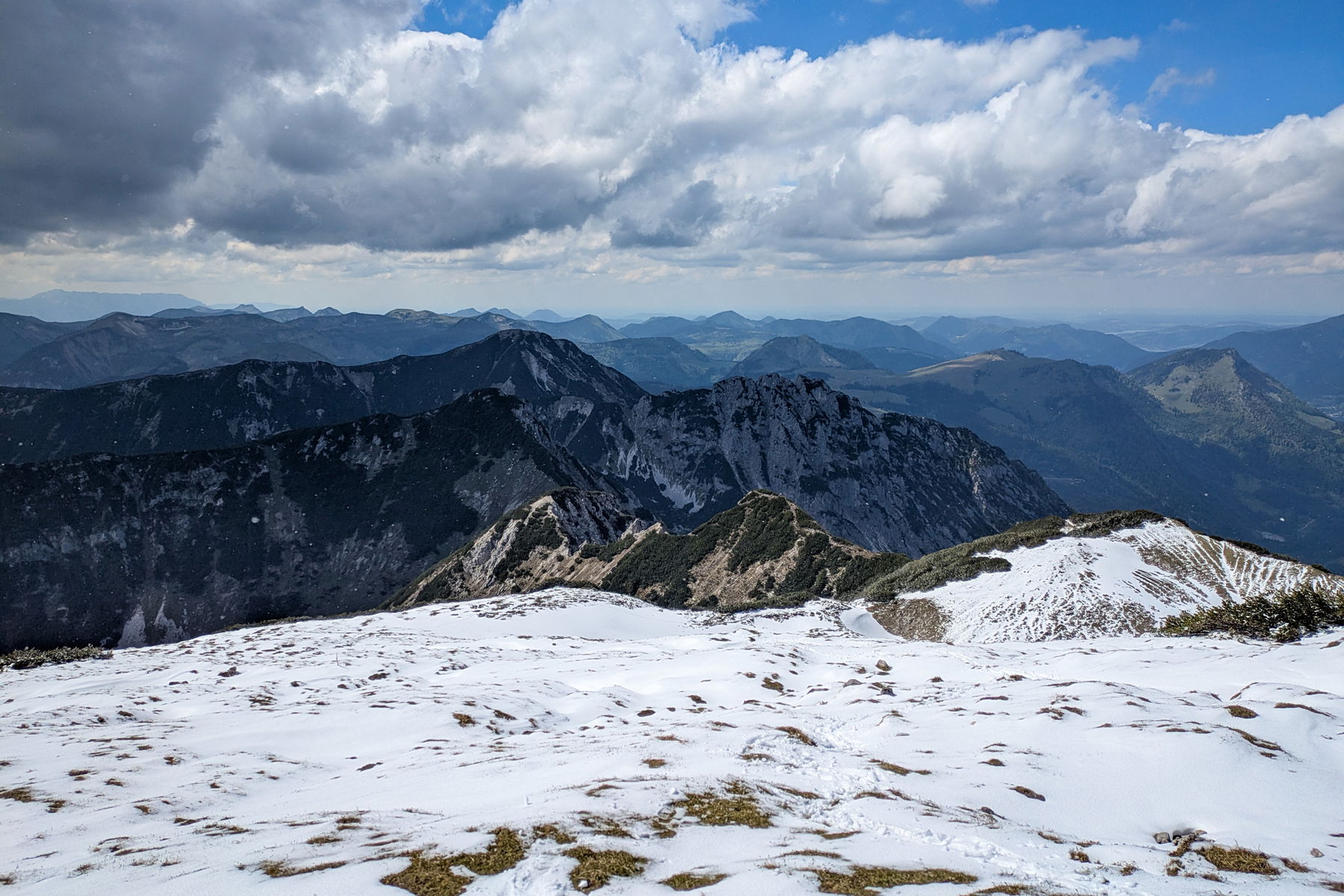 Hinunter durch den gut gespurten Schnee. Links hinten der Untersberg. Foto: Anna, POW AT