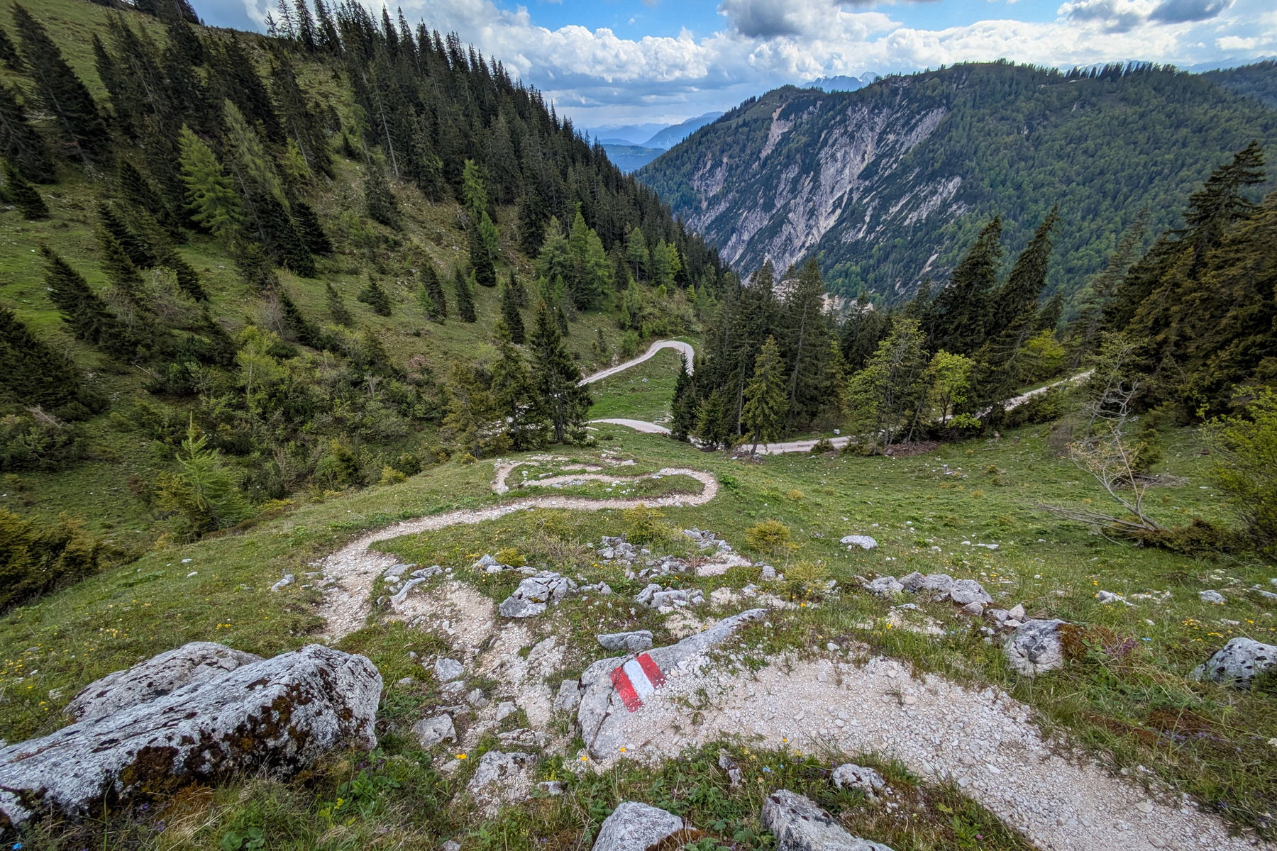 Der Wanderweg schlängelt sich talwärts. Foto: Anna, POW AT