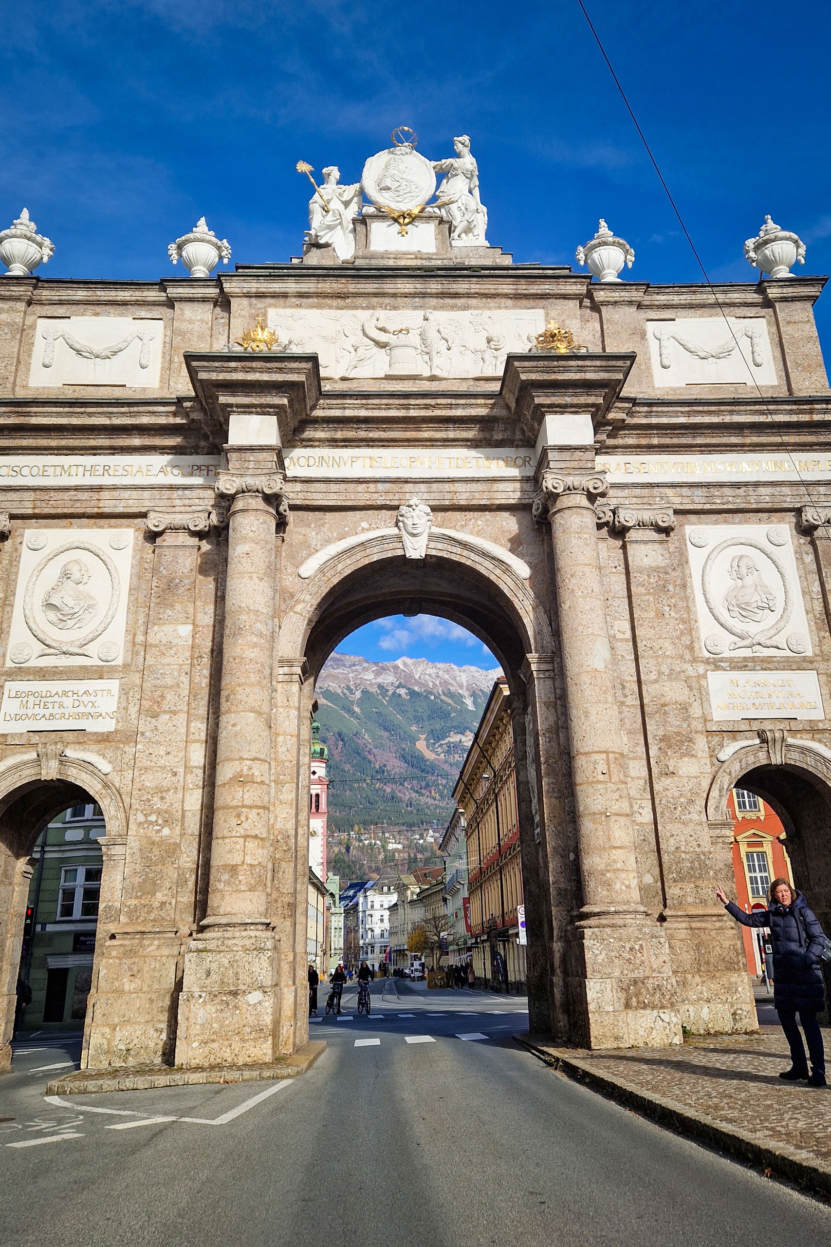 Innsbruck bei Tag (Triumphpforte) und Nacht (Weihnachtsmarkt). Fotos: Markus Büchler
