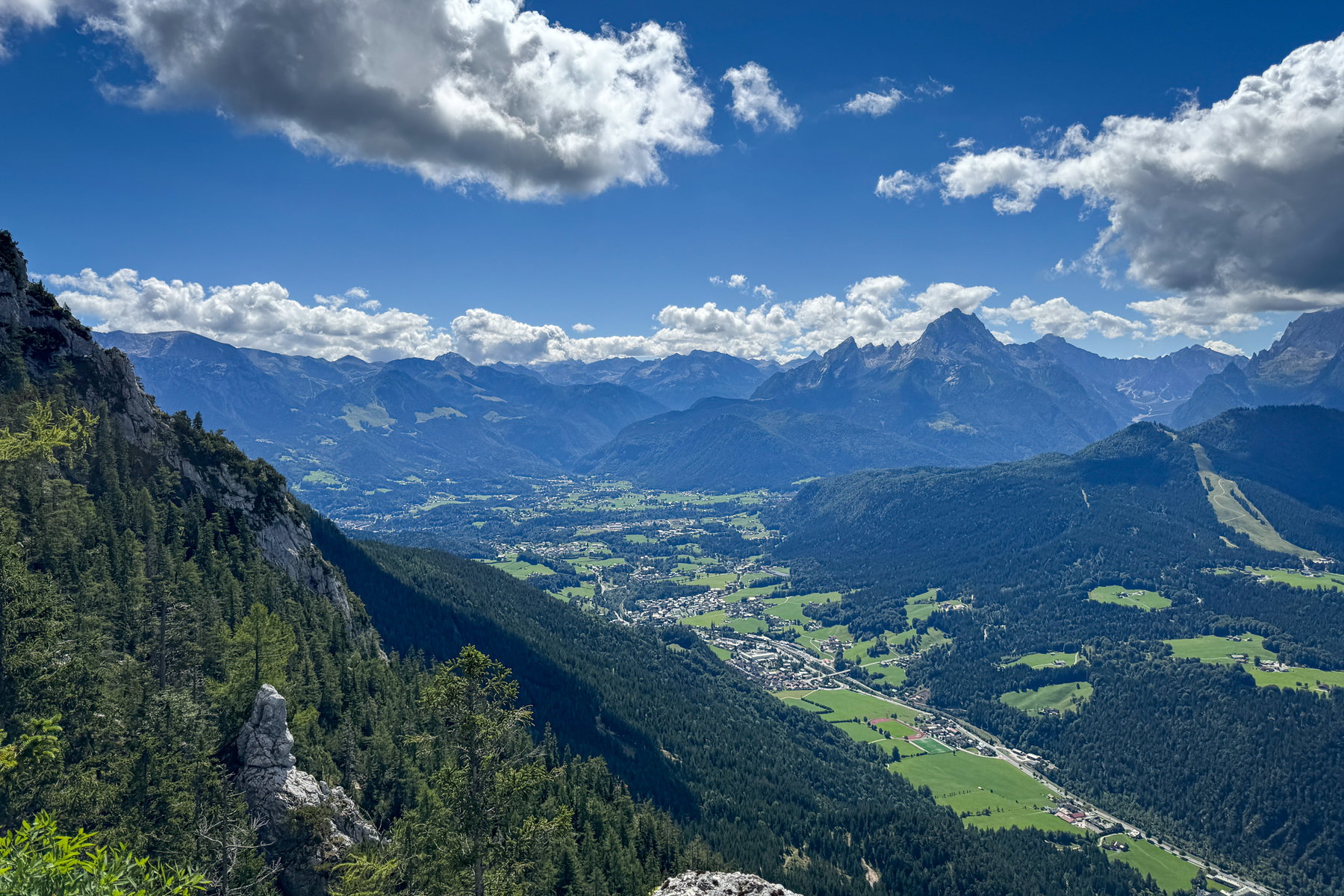 Blick über das Tal Richtung Berchtesgaden. Foto: Bernhard Walle