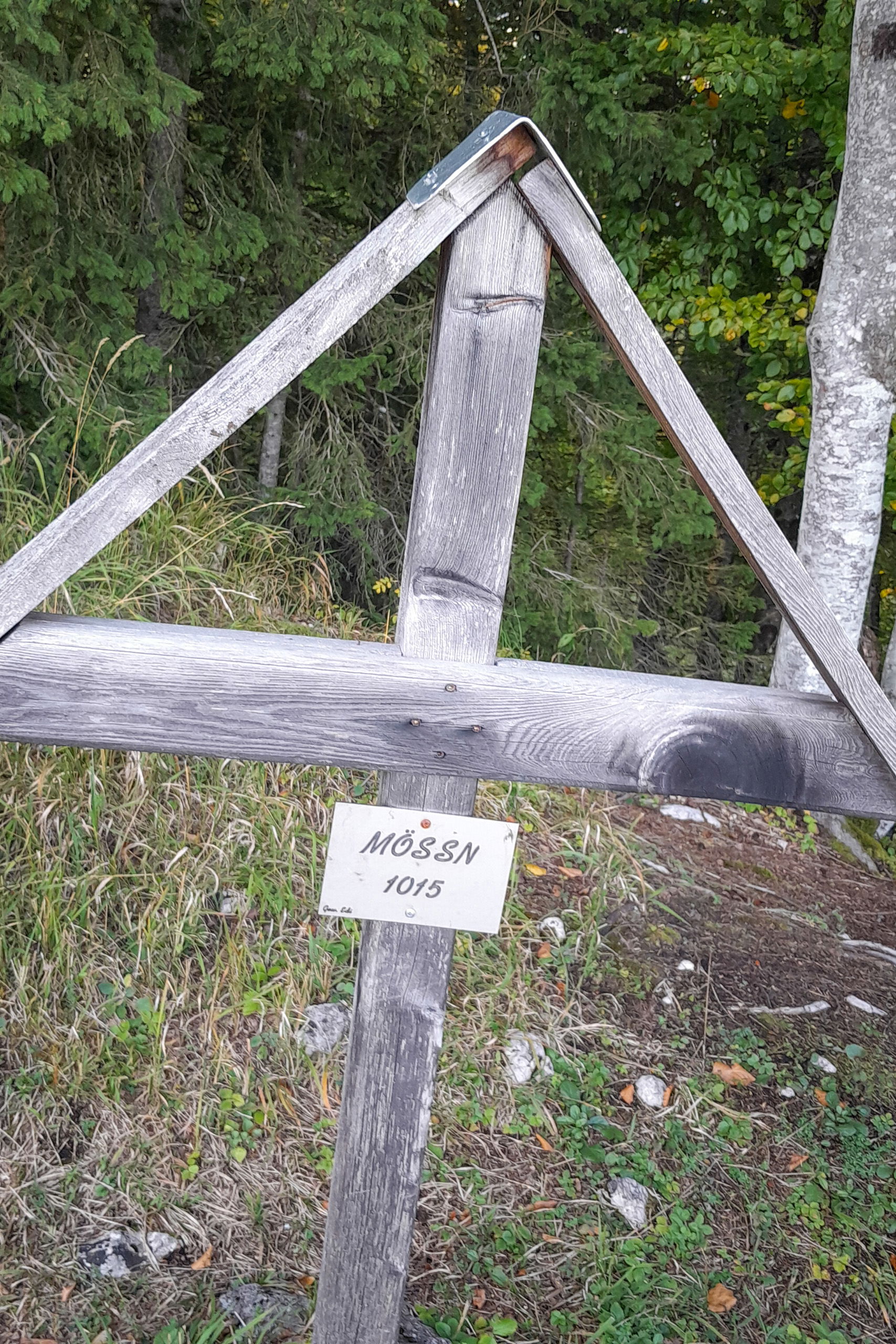 Gipfelkreuze am Mößstein; Blick Richtung Weißenbach und Liezen. Fotos: Martin Winter