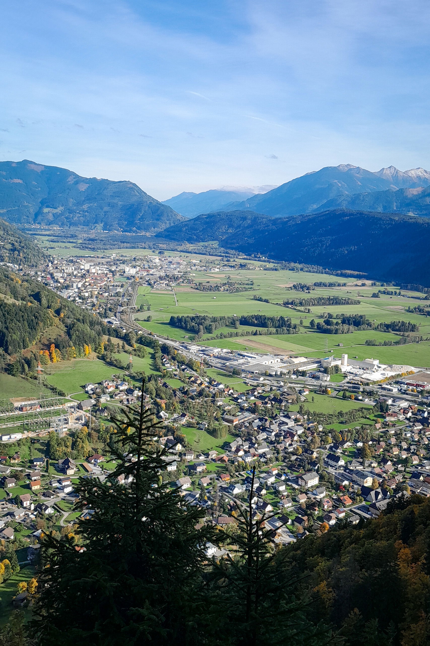 Gipfelkreuze am Mößstein; Blick Richtung Weißenbach und Liezen. Fotos: Martin Winter