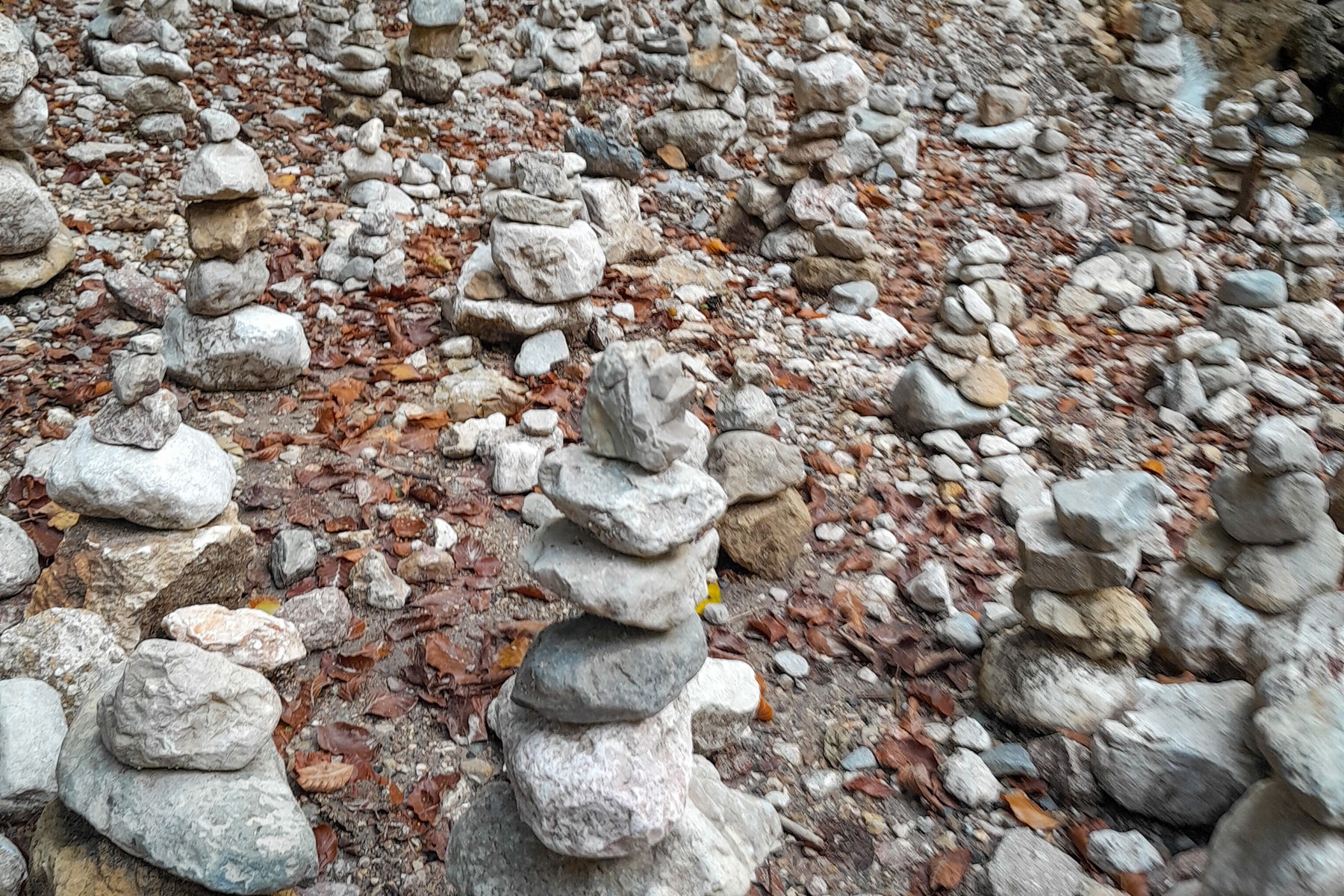 Steinmanderl am Weg. Foto: Martin Winter