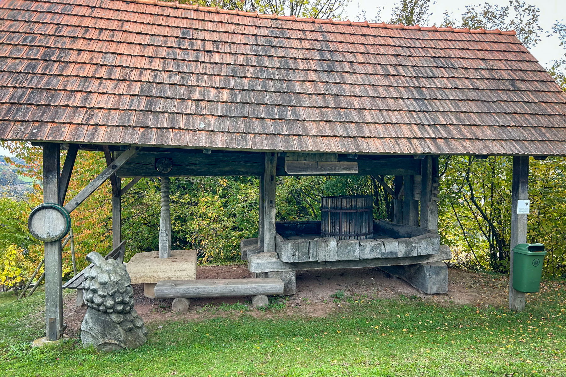 Bei der Weinpresse nach Frutten. Foto: David Kurz