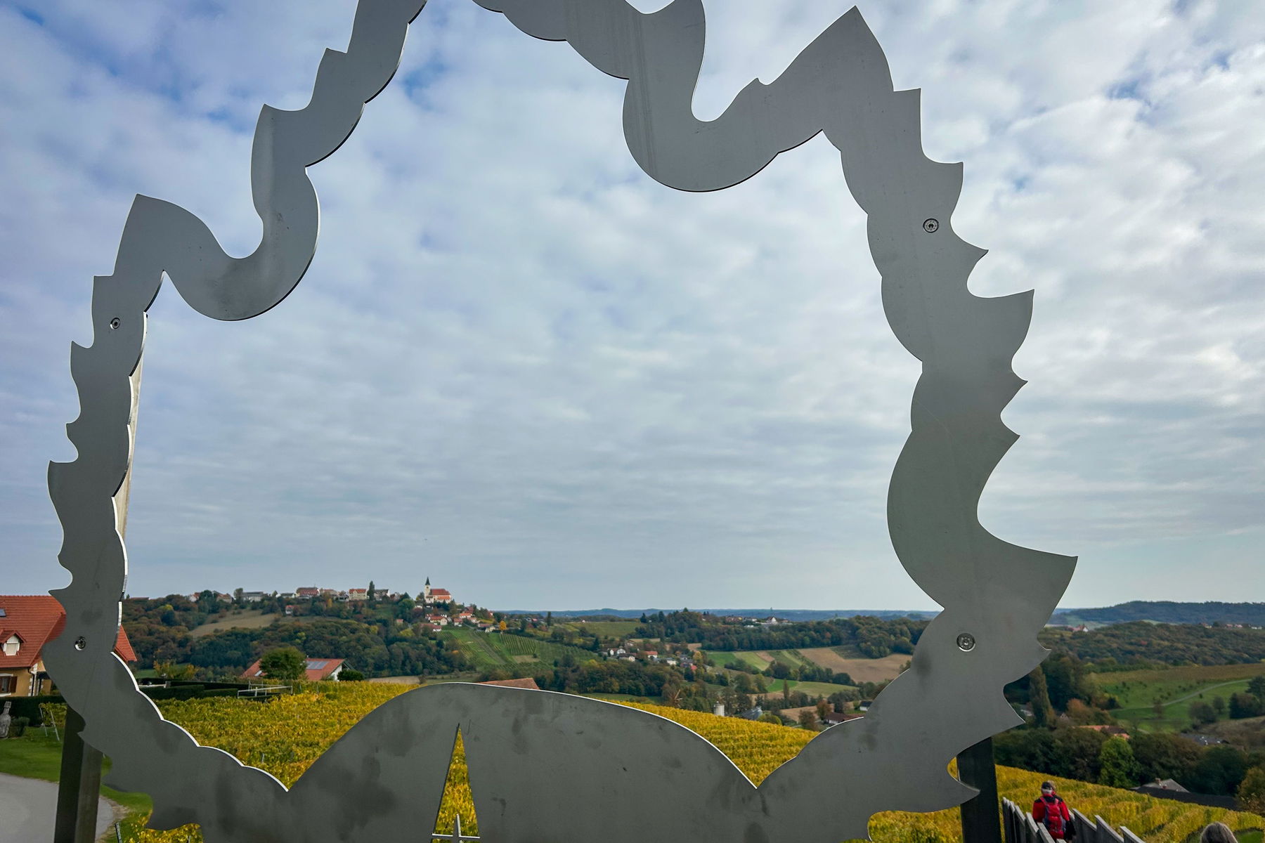 Der Blick durch ein Alu-Weinblatt auf St. Anna. Foto: David Kurz