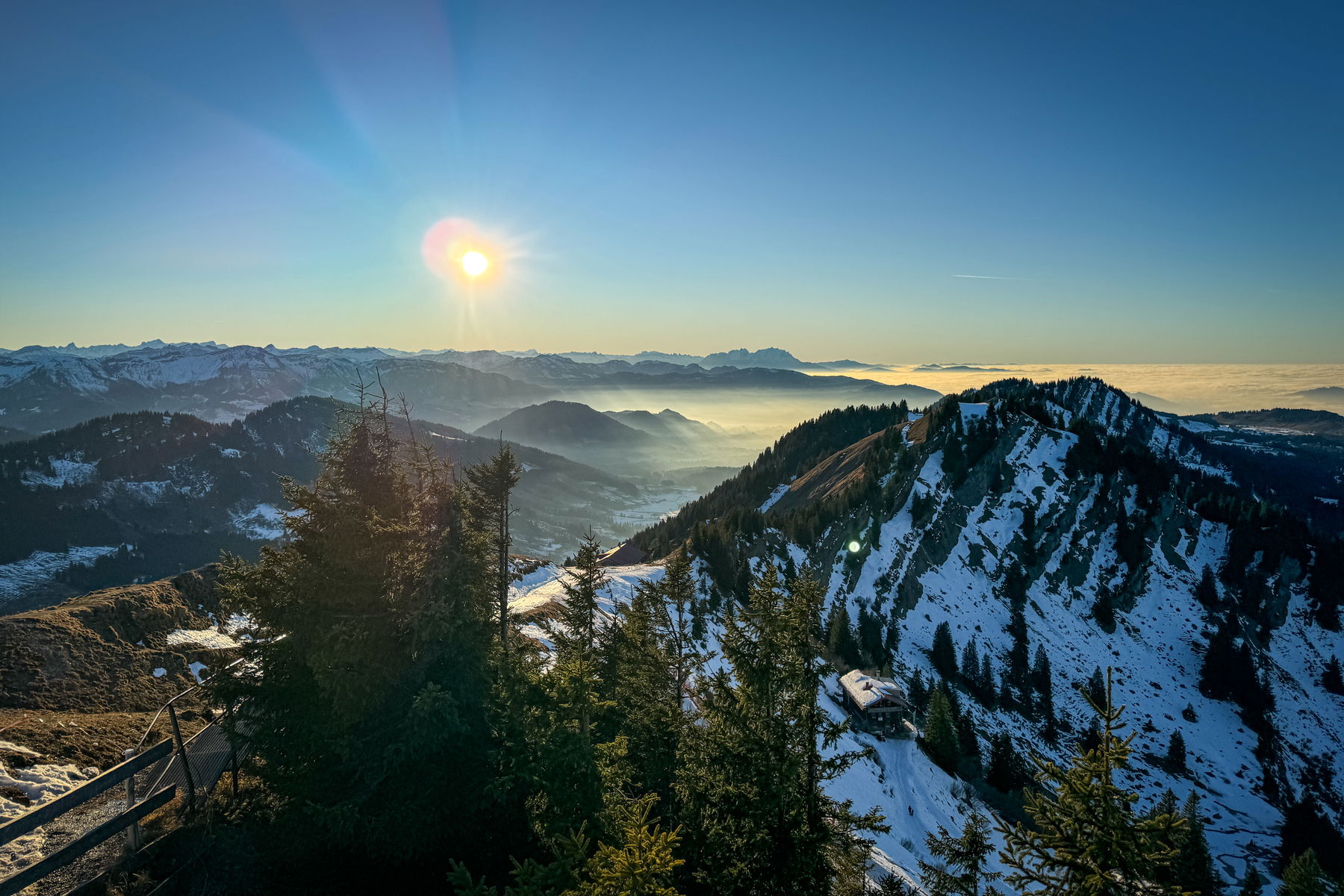 Blick von oben auf das Staufner Haus; hinten ist der Bodensee unter Hochnebel. Foto: Bernhard Walle
