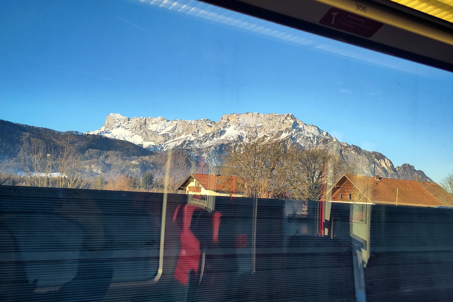 Zeit zum Schauen und Staunen – Untersberg-Südseite aus dem Zug. Foto: Karl Plohovich