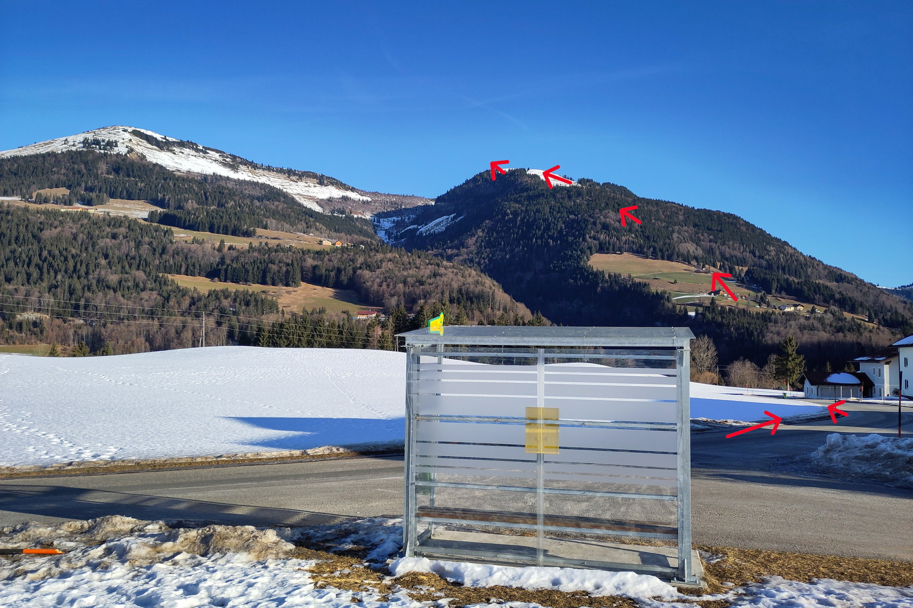 Der „Bedarfshalt“ nur zum Aussteigen, mit Blick auf Kasbach und Schlenkensteinalm. Foto: Karl Plohovich