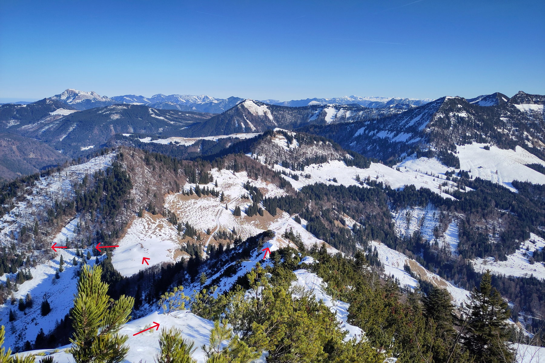 Der Grat hinunter zum Sattel und das erste Stück Richtung Lasserbauer. Foto: Karl Plohovich