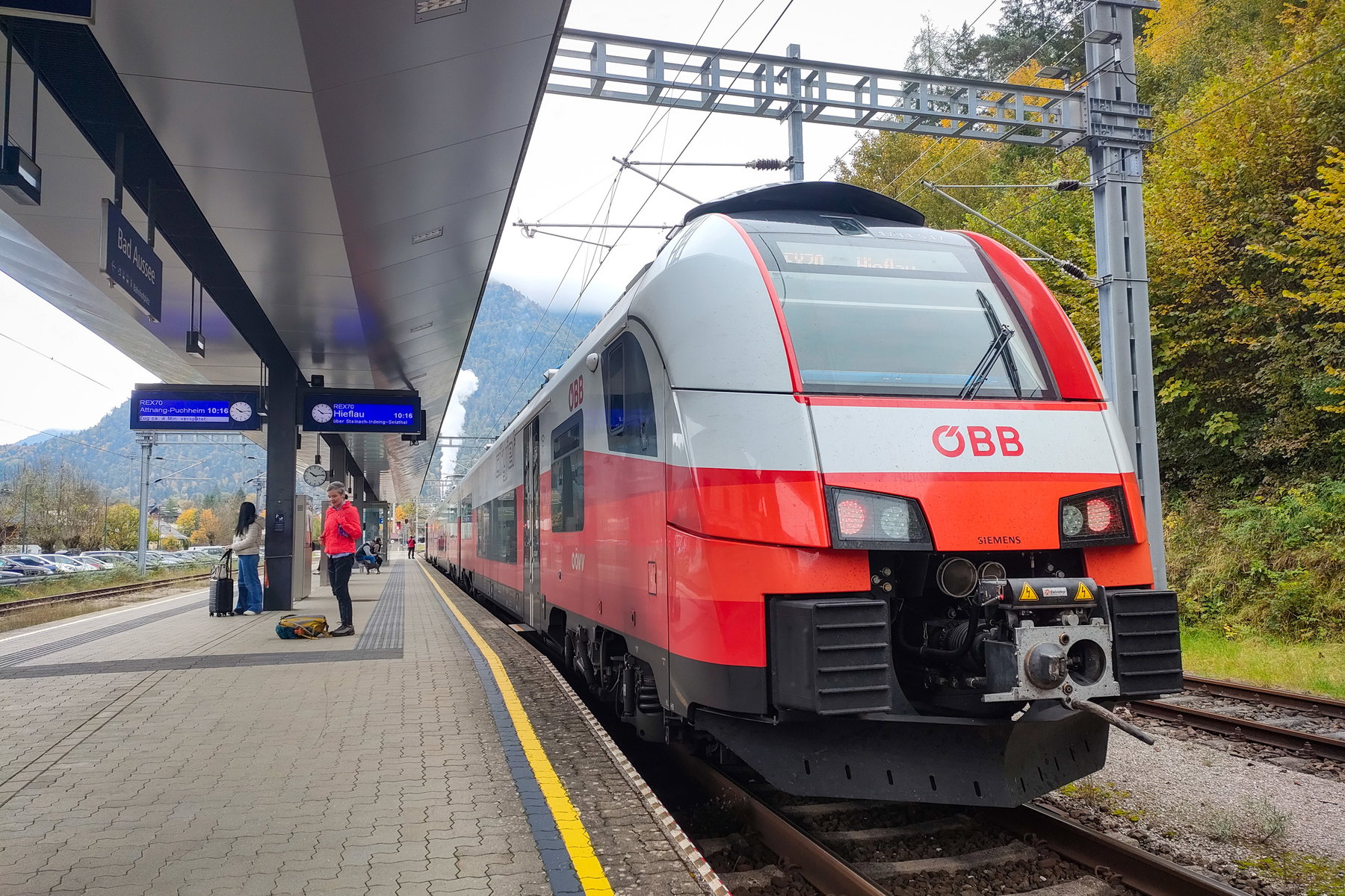 Noch ist er eingehüllt, der Zinken (Bahnhof Bad Aussee); Am Bahnhofsvorplatz beginnen die Wegweiser. Fotos: Manfred Hinteregger