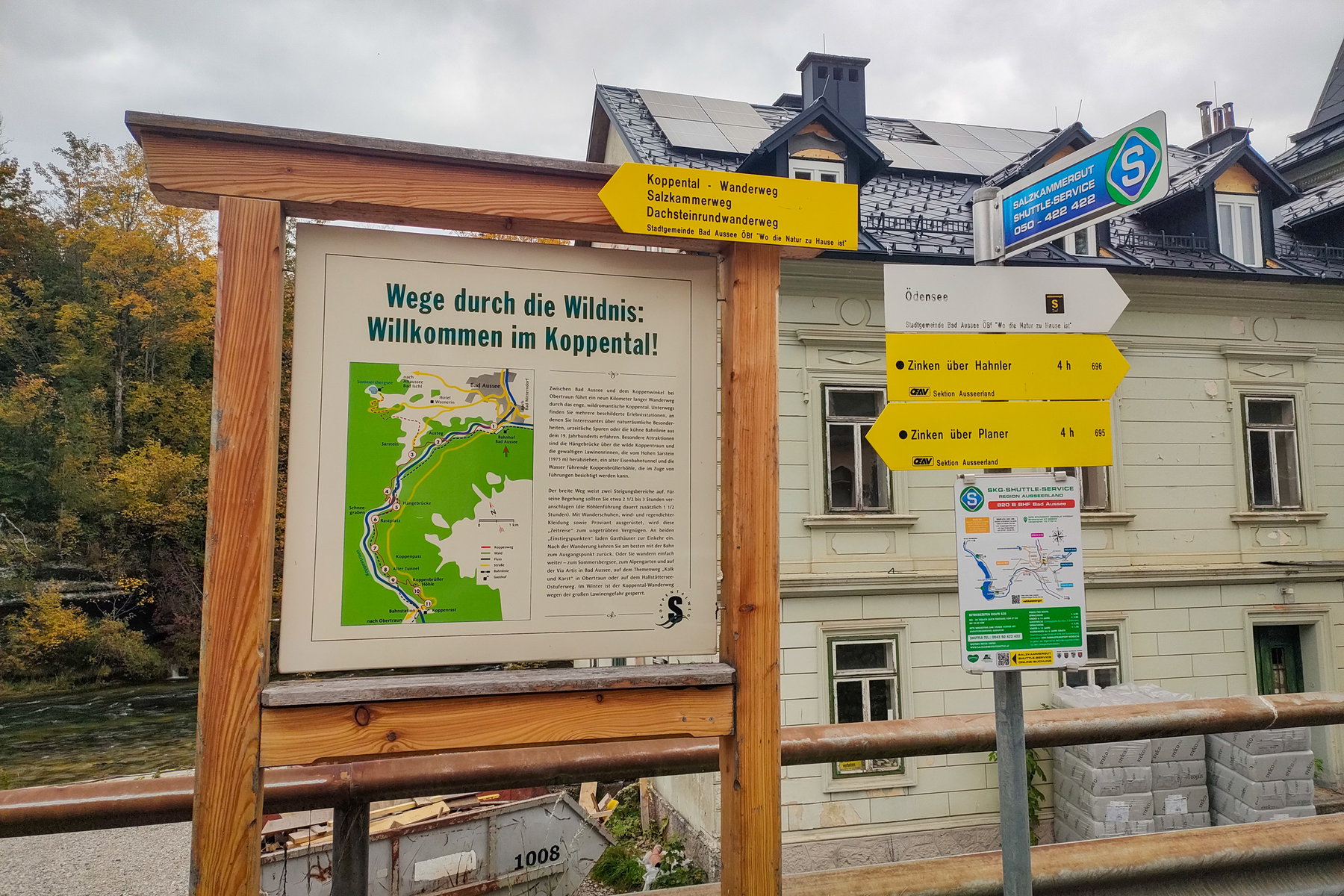 Noch ist er eingehüllt, der Zinken (Bahnhof Bad Aussee); Am Bahnhofsvorplatz beginnen die Wegweiser. Fotos: Manfred Hinteregger