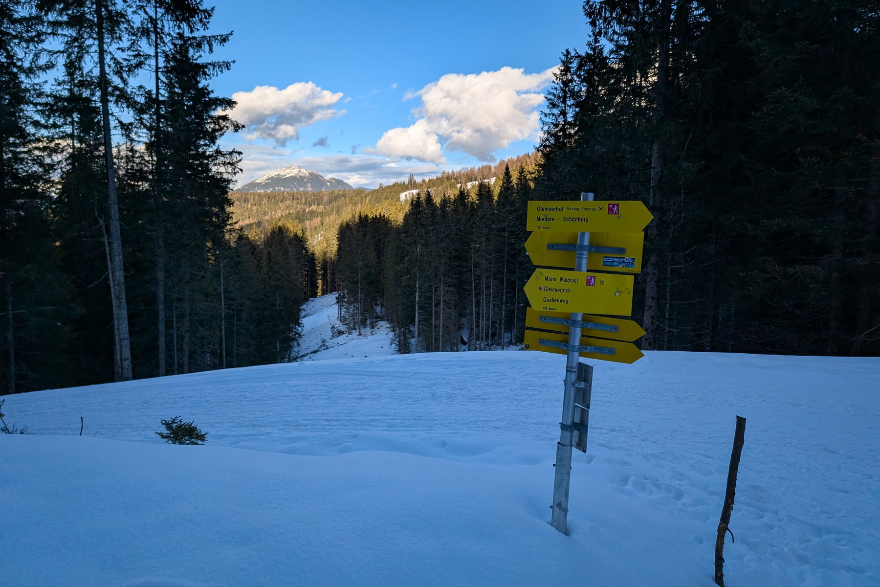 Winterwanderwege sind mit einem rosanen Piktogramm versehen. Foto: Simon Widy