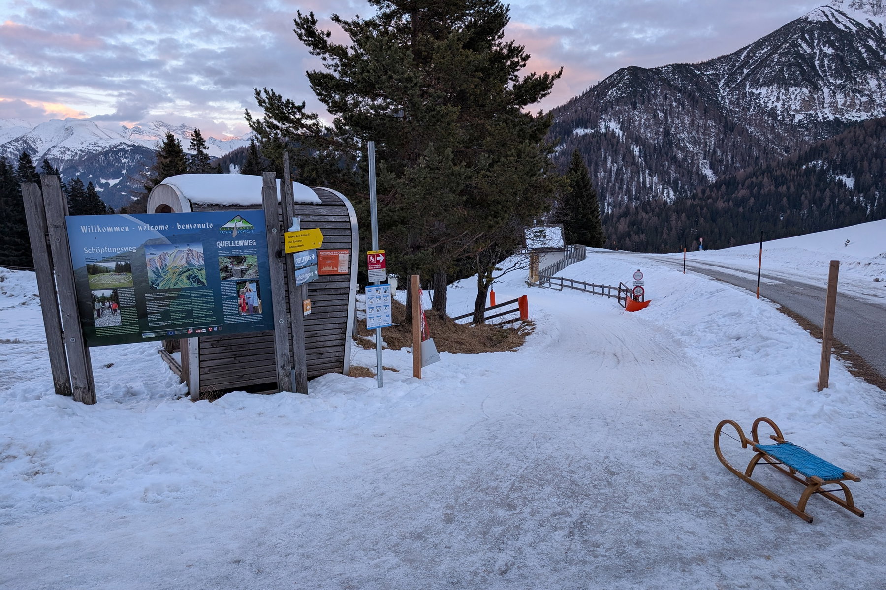 Die Rodelbahn beginnt direkt unterm Kloster. Foto: Simon Widy