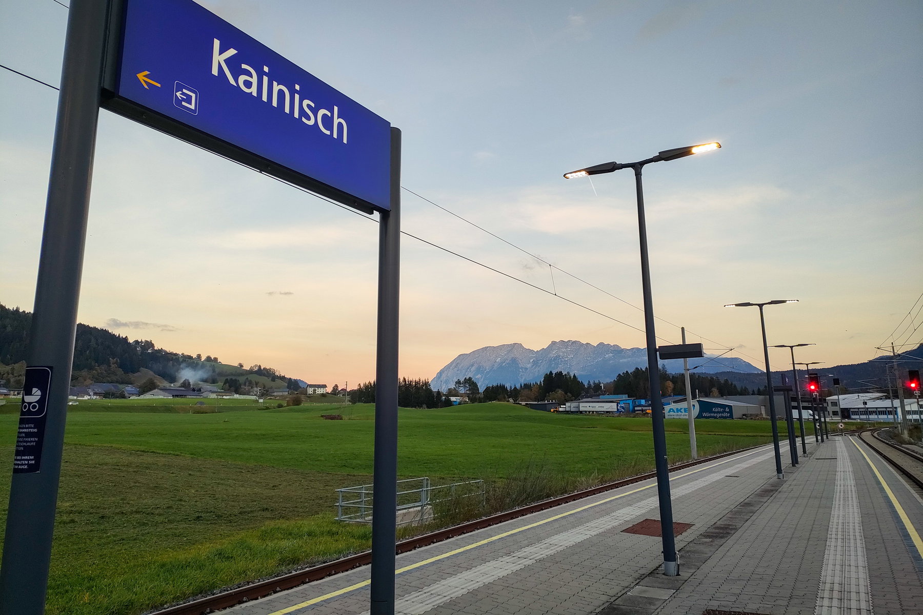Bahnsteig mit Grimmingblick - im steirischen Ausseerland und angrenzend gibt’s das reichlich. Foto: Manfred Hinteregger