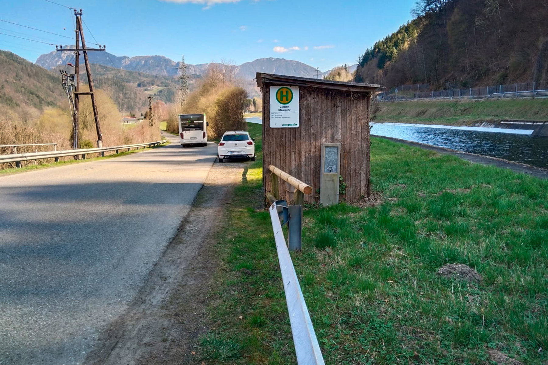 Start bei der Bushaltestelle Zlatten Stauwehr – hier von der Brucker Seite, da mich der Bus zu weit mitgenommen hatte – hier nach meinem Ausstieg und vor seinem zweiten Umdrehmanöver. Foto: Tobias Brugger