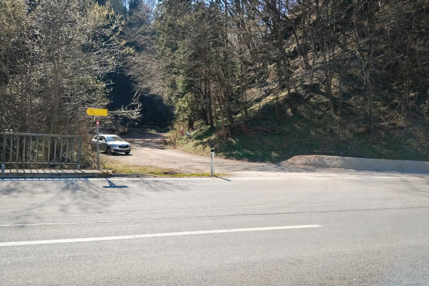 Nach Überquerung der Bundesstraße geht es nicht links, sondern auf die Forststraße beim Albeggbach. Foto: Tobias Brugger