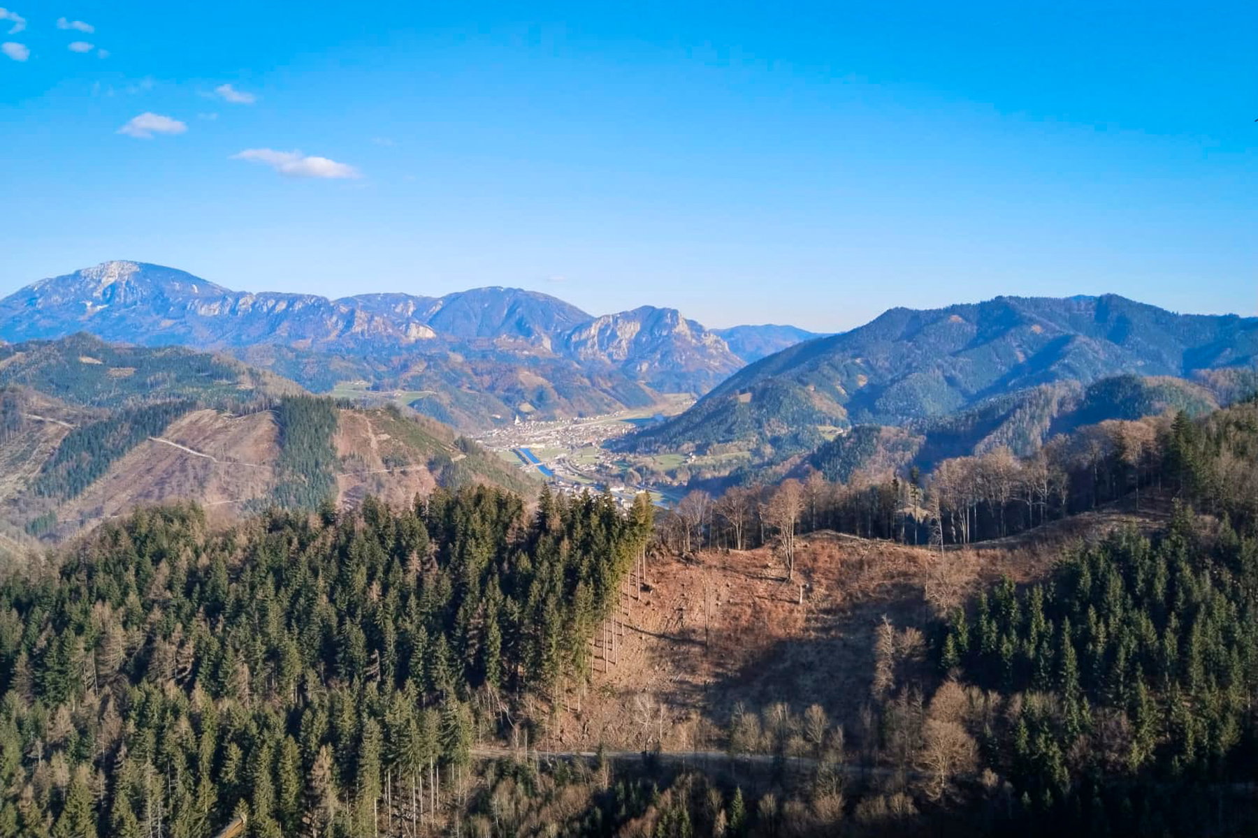 ...Richtung Pernegg mit Röthelstein (Mitte) und Hochlantsch (links)… Foto: Tobias Brugger