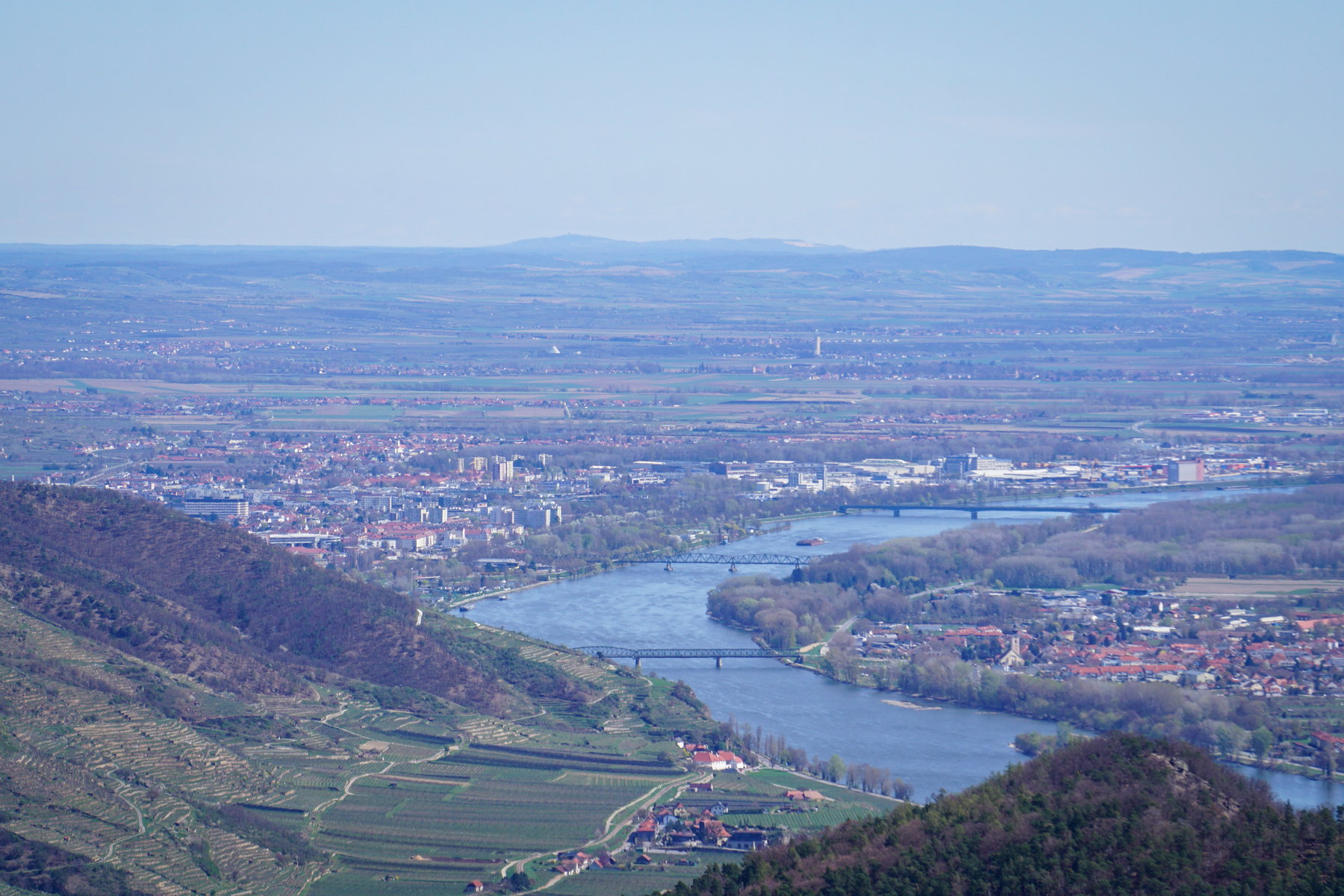 Blick Richtung Krems vom Aussichtsturm am Seekopf (Bild aufgenommen mit einer Kamera). Foto: Linda Prähauser