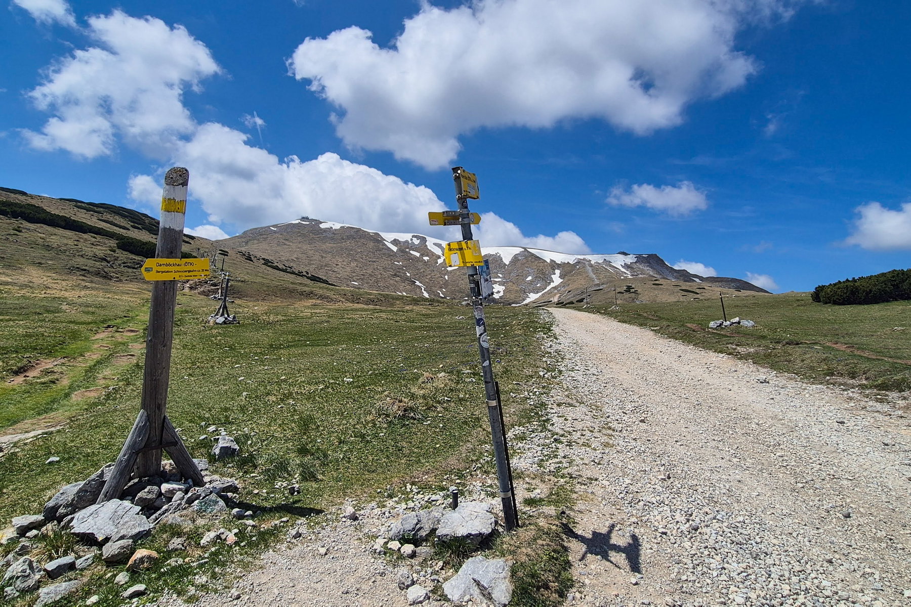 Nach dem ersten Abstieg blicke ich zurück auf die Fischerhütte und den Gipfel. Foto: Linda Prähauser