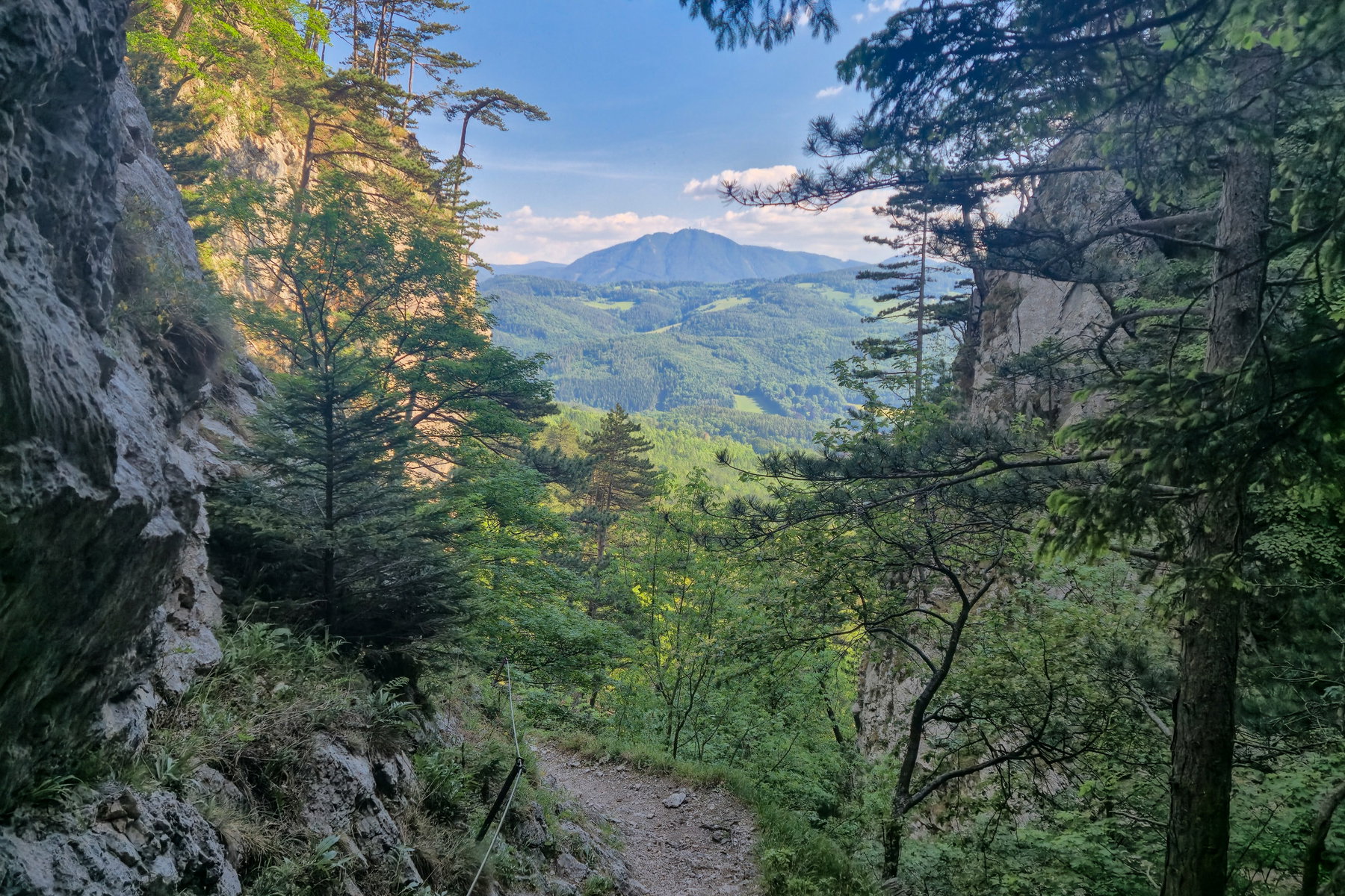 Am Mariensteig mit Blick auf den Sonnwendstein. Foto: Linda Prähauser