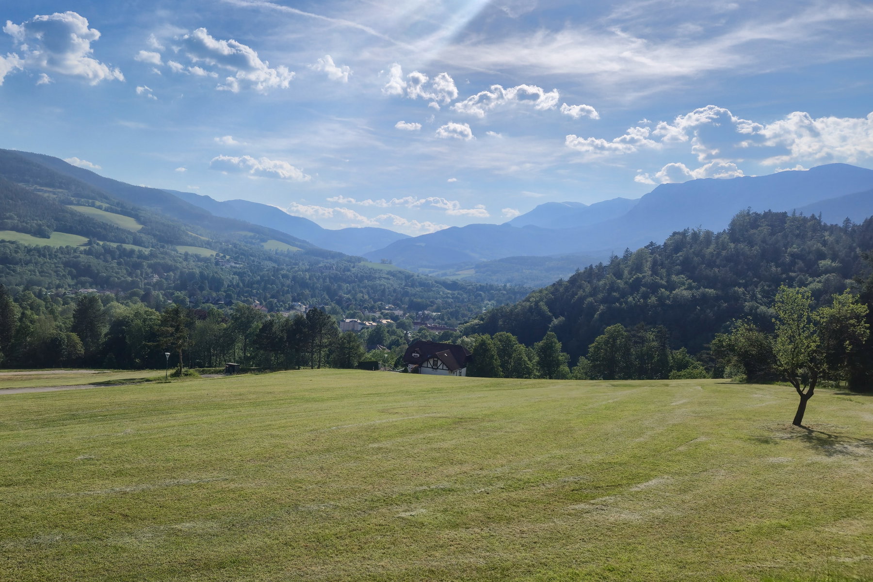 Die letzten Meter durch Schneedörfl zum Bahnhof Payerbach-Reichenau. Foto: Linda Prähauser