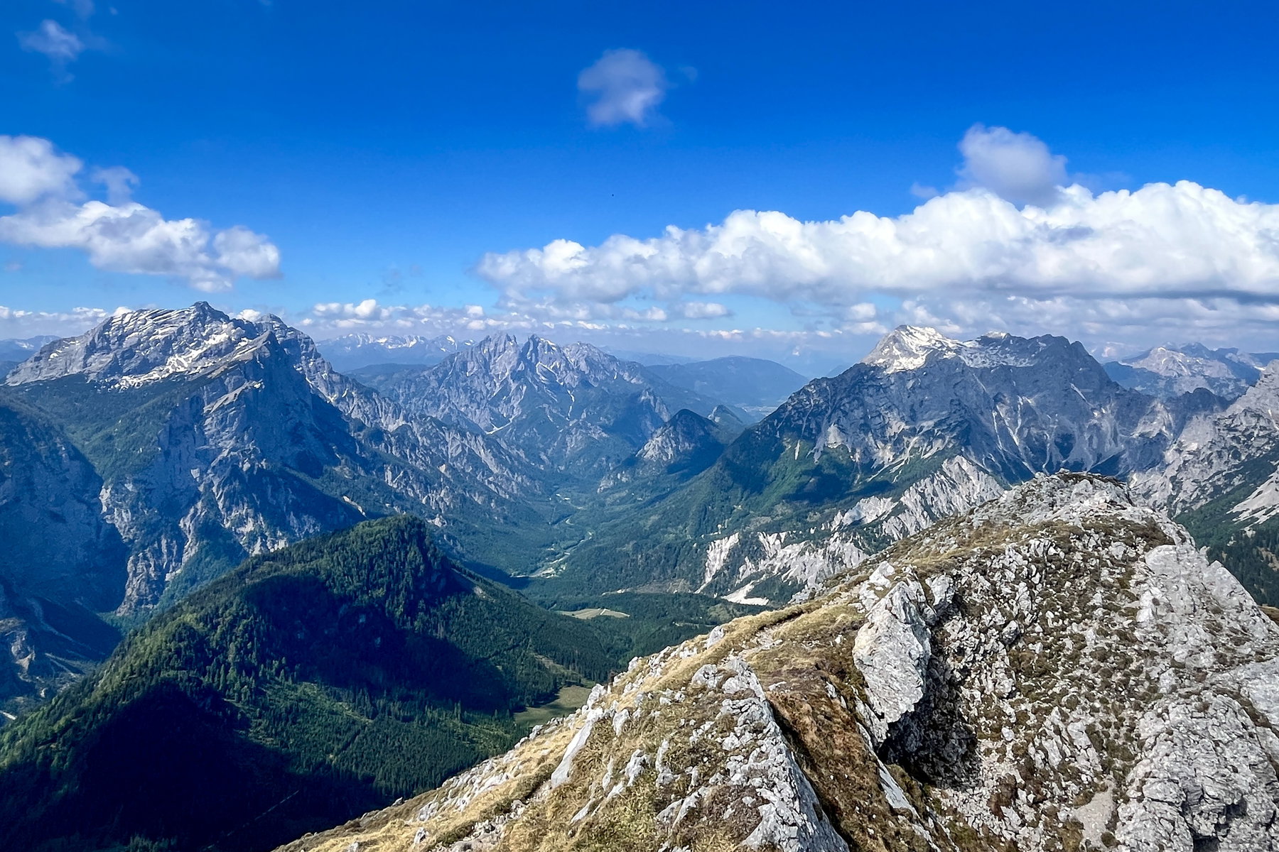 Gipfelpanorama. Fotos: Birgit Matzinger