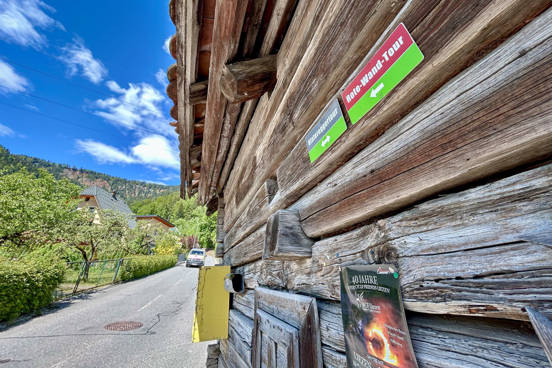 Blick auf die Rote Wand und Beginn des Wanderwegs. Foto: Veronika Schöll