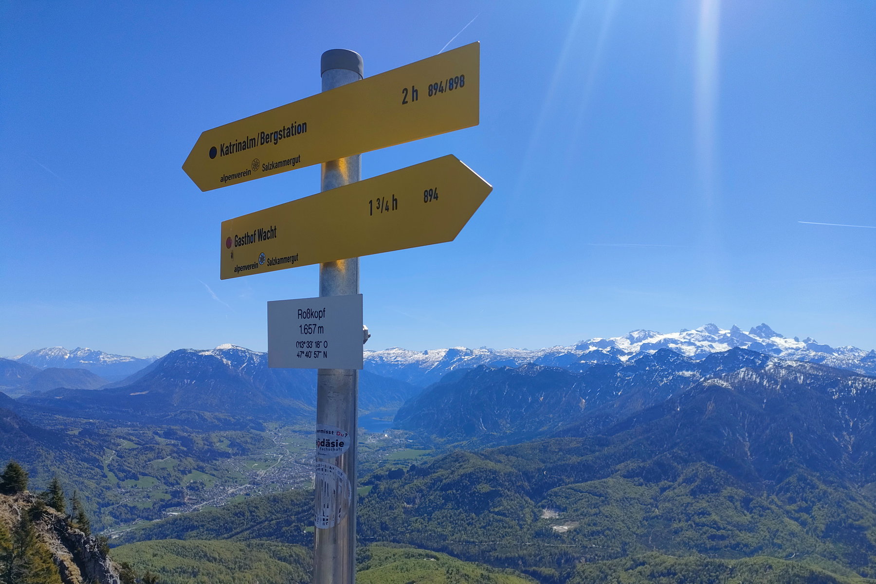 Versicherter Abschnitt am Weg zum Rosskopf (links hinten der Gosaukamm). Rückblick Richtung Katrin (ganz links der Traunstein). Blick vom Rosskopf zum Grimming (links) und zum Dachstein (rechts). Fotos: Manfred Hinteregger