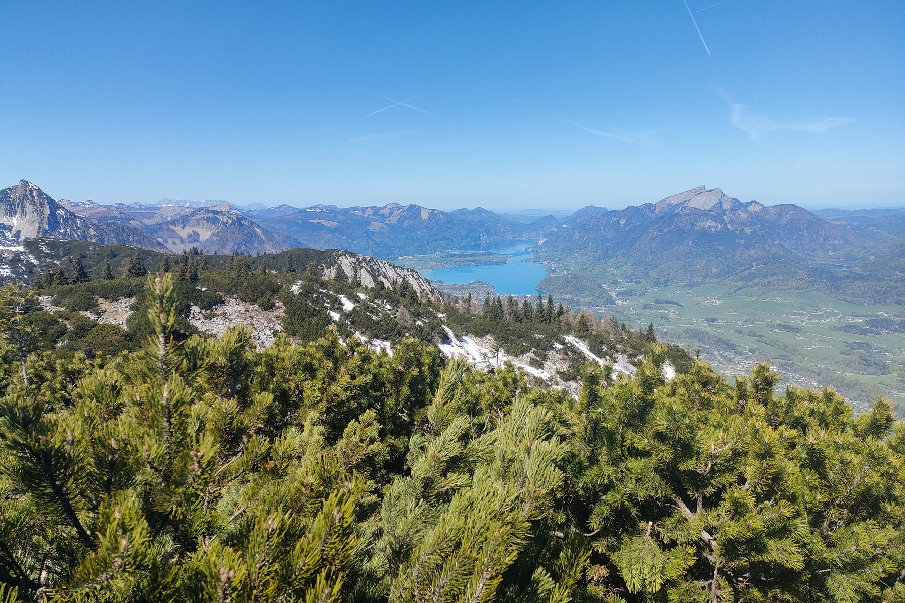 Blick vom Hainzen zum Wolfgangsee und zum Schafberg sowie zum Hallstättersee, Dachstein und zum Gosaukamm. Fotos: Manfred Hinteregger