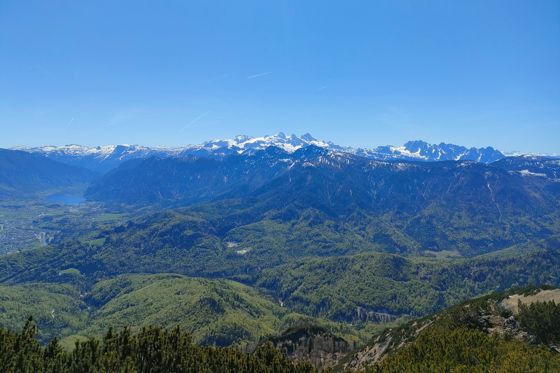 Blick vom Hainzen zum Wolfgangsee und zum Schafberg sowie zum Hallstättersee, Dachstein und zum Gosaukamm. Fotos: Manfred Hinteregger