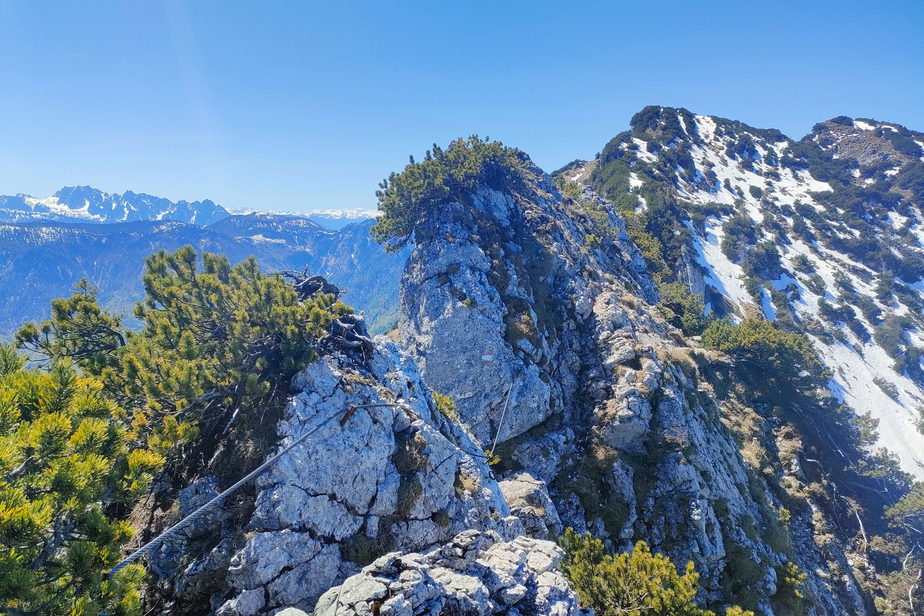 Versicherter Abschnitt am Weg zum Rosskopf (links hinten der Gosaukamm). Rückblick Richtung Katrin (ganz links der Traunstein). Blick vom Rosskopf zum Grimming (links) und zum Dachstein (rechts). Fotos: Manfred Hinteregger