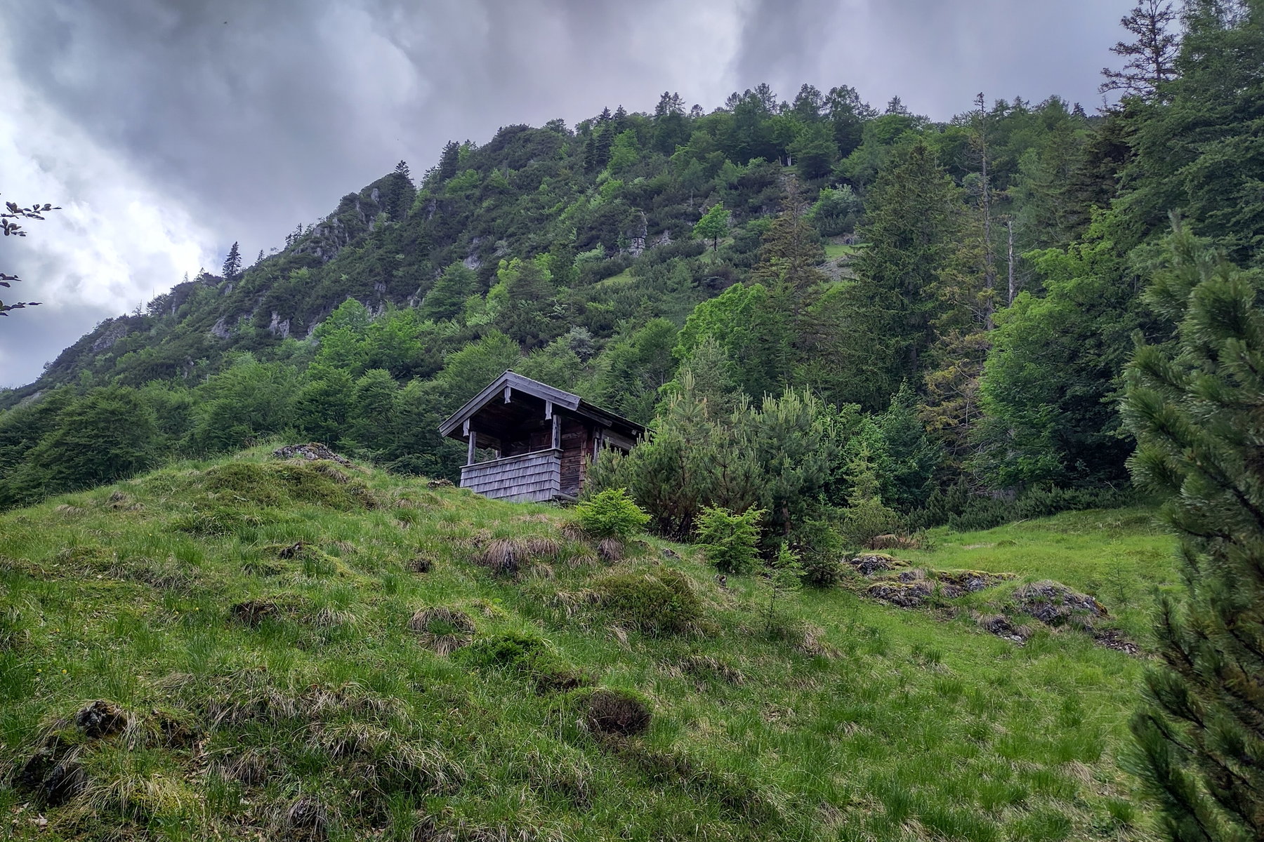 Augenzwinkernde Hütte – aber leider ohne Brunnen. Foto: Karl Plohovich